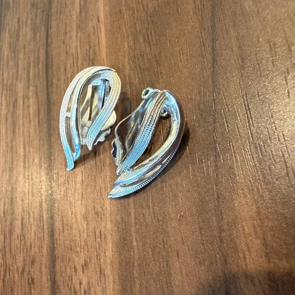 Vintage Statement Sarah Coventry Silver Tone Teardrop Clip On Earrings